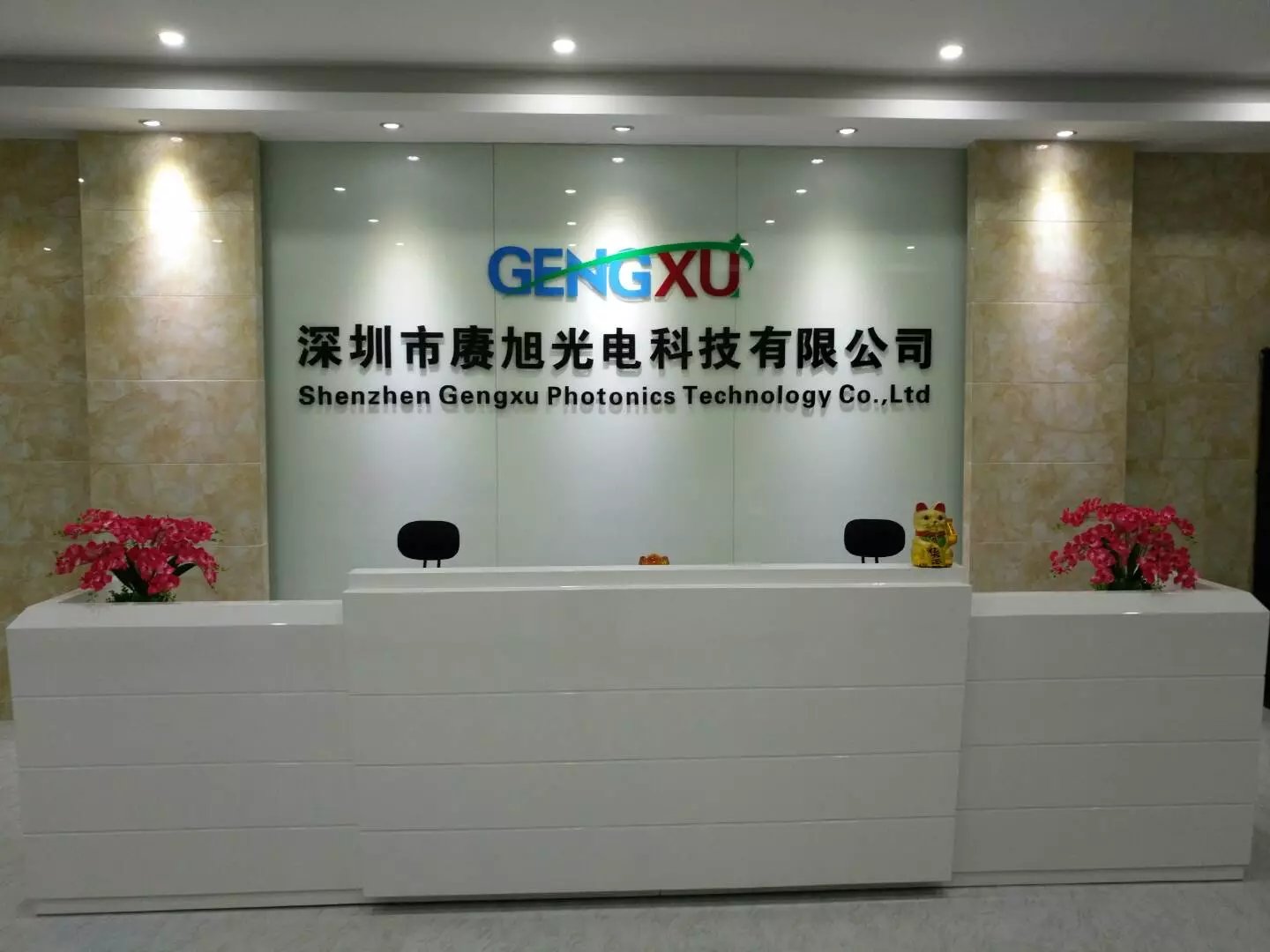 太陽模擬器的光學系統相當于一種照明系統其結構比較復雜。一般中小型太陽模 擬器主要包括光源及聚光系統、光學濾光片、光學積分器、準直系統、冷卻系統等構 成，如下圖1.2和圖1.3所示，為太陽模擬器的總體結構及布局。注：1.殼體，2.光源室，3.轉向平面反射鏡，4.光學積分器，5.準直光學系統，太陽模擬器的工作原理，聚光鏡將光源一氤燈發出的轄射光會聚在光學積分器 的入射場鏡組后形成一個輻照度分布，但此時的轄照分布并不均勻，要經過光學積分 器的各光通道將這個分布的轄照度積分成像，便可以形成一個均勻的轄照面，再經過 濾光片將輸出的光束進行濾波后，使其光譜分布與太陽光譜相匹配，從而模擬了太陽 光的輻照，最后經過準直系統投射到所需位置或元件上。 太陽模擬器光源及濾光裝置  現代的精密太陽模擬器幾乎都是釆用疝氣燈作為光源，主要原因是光譜比較接近太 陽光譜，但在近紅外波段區域有很強的福射次峰，因此必須用濾光片濾除氤燈光譜中 與太陽光譜不匹配的地方，進而需要光學濾光片的修正。只要分別配合不同的濾光片 即可獲得AM0或AM1.5等不同的太陽光譜。總體來說，采用氤燈作為光源的太陽模 擬器裝置復雜，價格昂貴，但是也是目前為止應用最為廣泛的太陽模擬器。 疝燈可分為脈沖式疝燈、長弧疝燈和短弧氤燈三類： ①脈沖疝燈：脈沖式太陽模擬器釆用這種疝燈作為光源，其特點是能夠在短時間 內發出比一般光源強若干倍的強光，而且光譜特性比穩態疝燈更接近于太陽光譜。由 于亮度高通常可放在離太陽電池較遠的位置進行測量，因此改善了福照均勻性，可得 到大面積的均勻光斑。 ②長弧疝燈：是一種在石英管狀泡殼的兩端封有釷鎢、鋇鎢或鈰鎢電極且極距大 于100MM，內充有適量高純度疝氣的疝燈。這種氬燈具有弧光放電時損失較小，發光 效率高，壽命長等特點，并且長弧疝燈的光譜與太陽光譜非常接近。 ③短弧氤燈：是一種橢球形石英泡殼內充有0.019~0.0266MPa高壓的純疝氣，兩 端封有鎢陽極、缽鎢或釷鎢陰極且極間距小于的疝燈。短弧疝燈具有亮度高、 電弧體積小，是一種比較理想的電光源，色溫高達并與太陽光譜相似，是目前 氣體放電燈中顯色性最好的一種光源。圖1.4所示，是短弧疝燈的亮度分布圖。